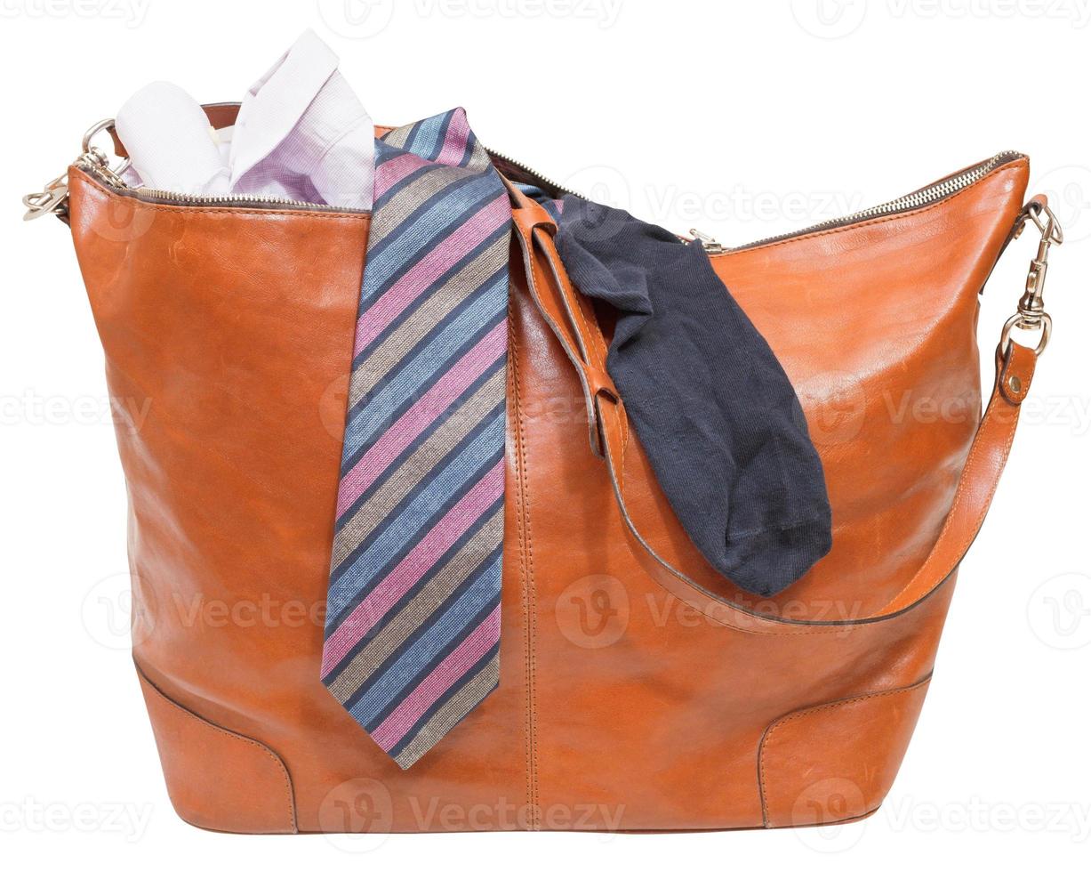 bolsa de cuero para hombre con camisa, corbata, calcetín aislado foto