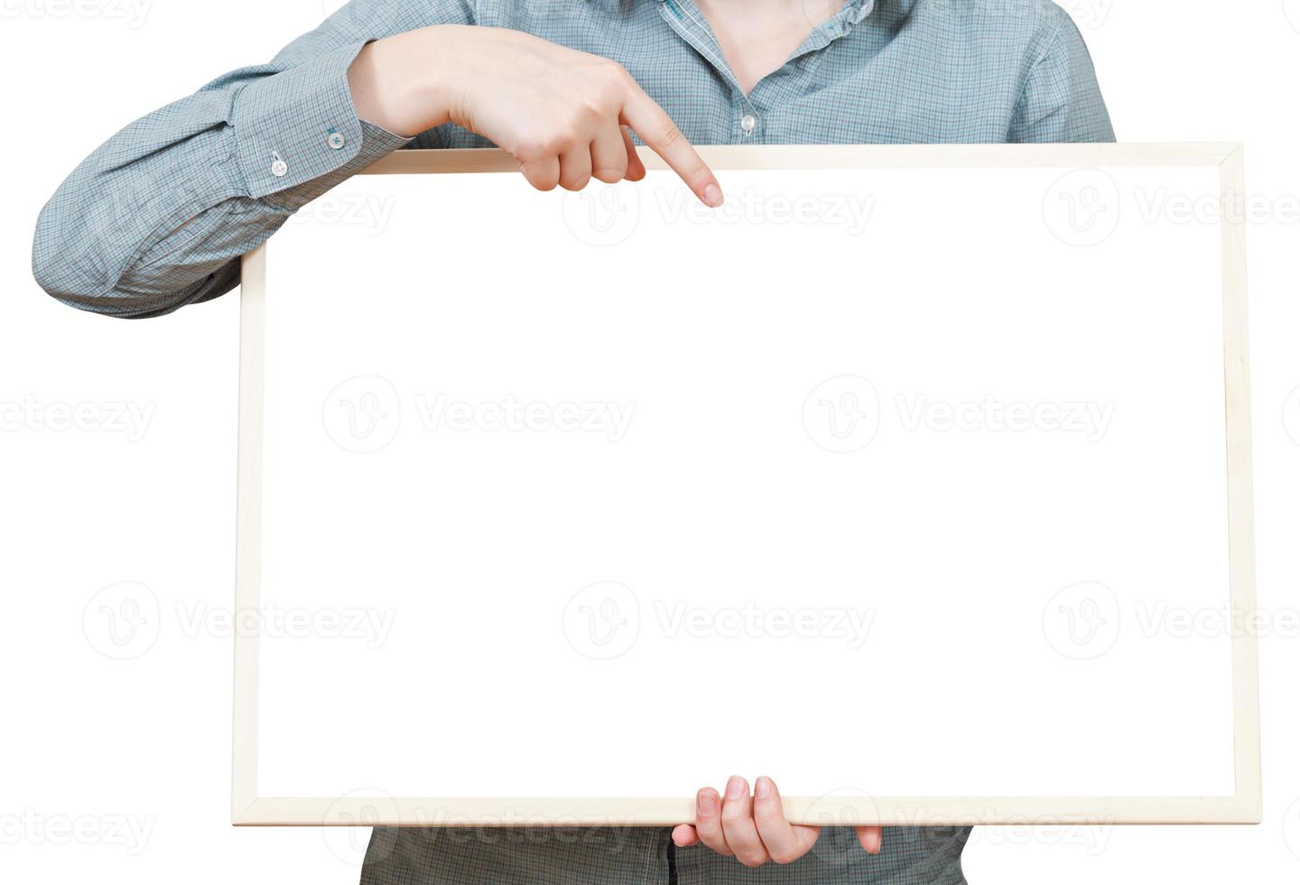 puntos de los dedos en el tablón de anuncios en blanco en la mano foto