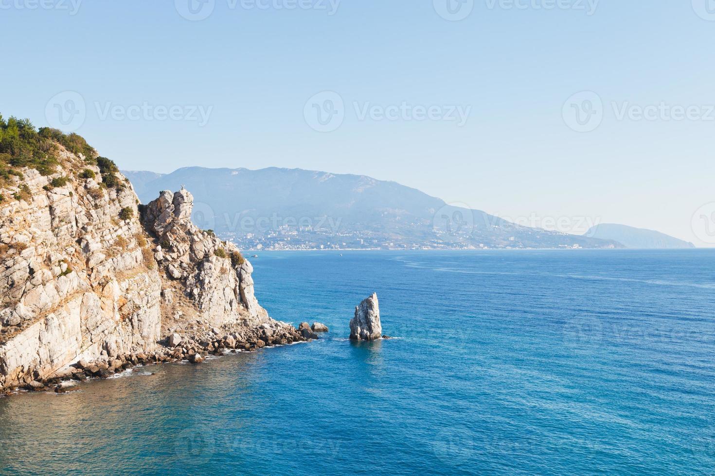 vista de parus sail rock, costa de ayu-dag, crimea foto