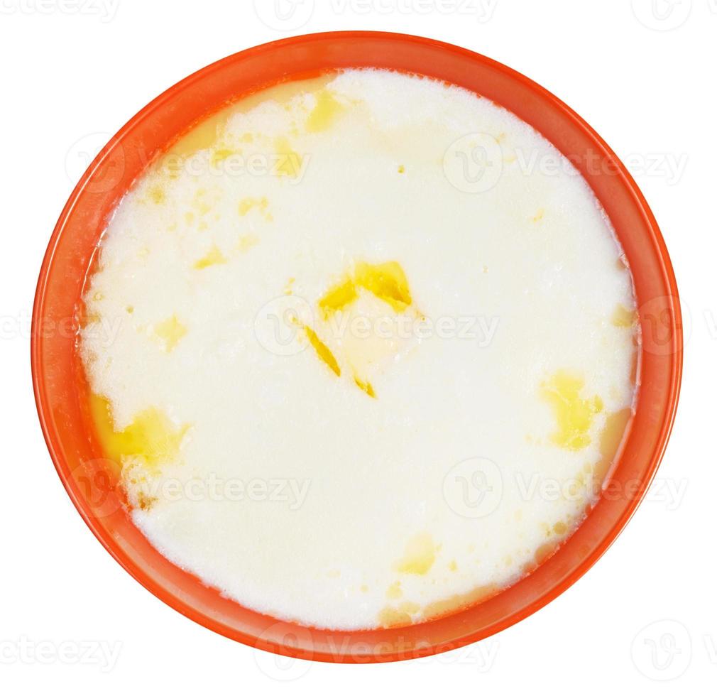 vista superior de las gachas de sémola con mantequilla derretida foto