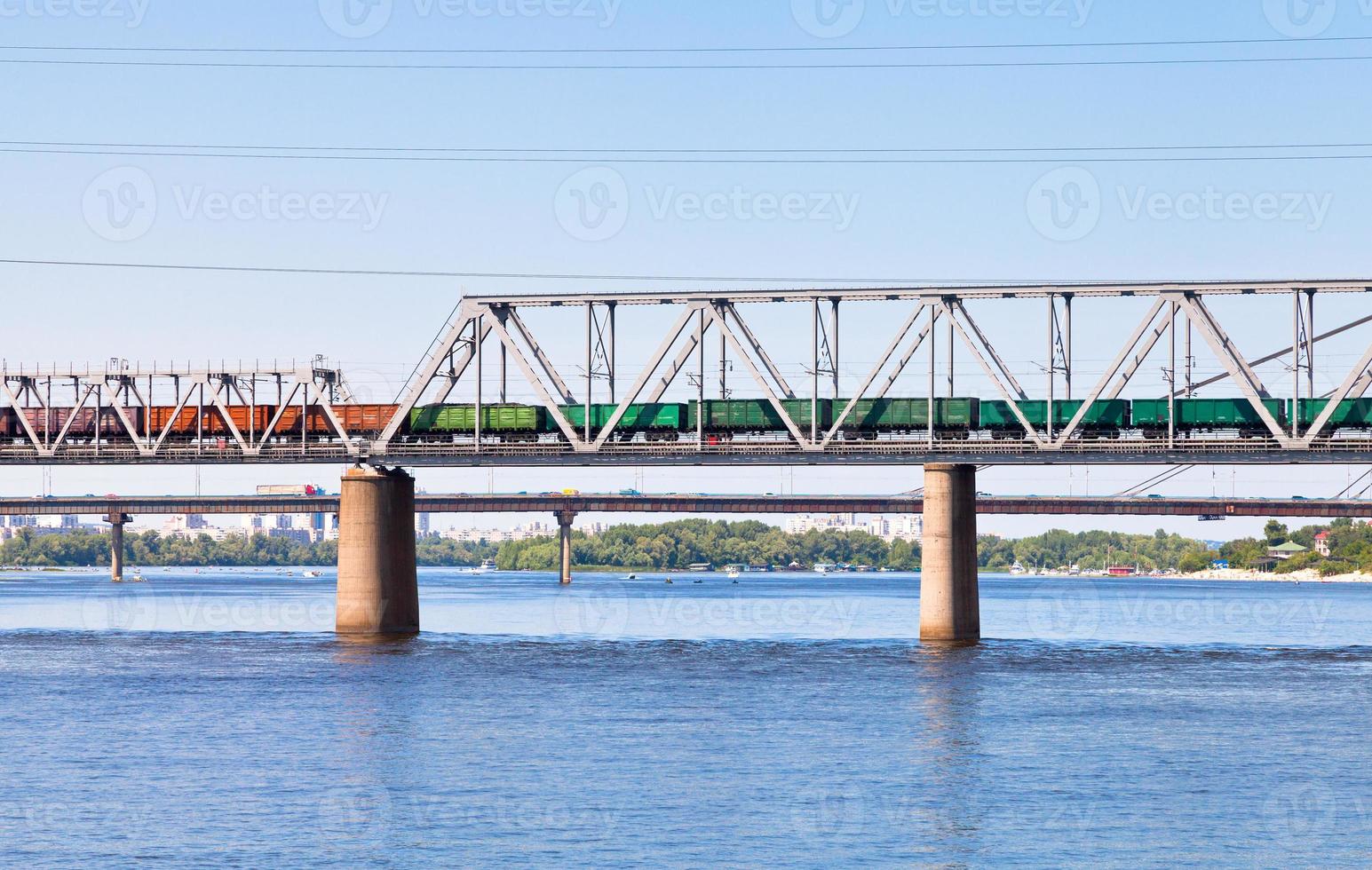 puente ferroviario a través del río foto