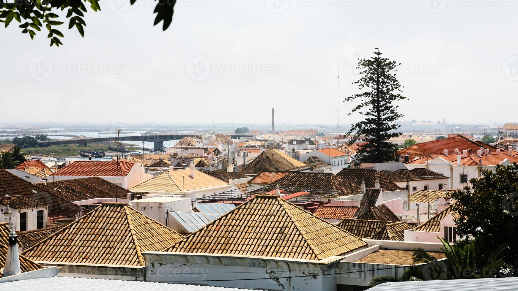 vista anterior de casas urbanas en la ciudad de tavira foto