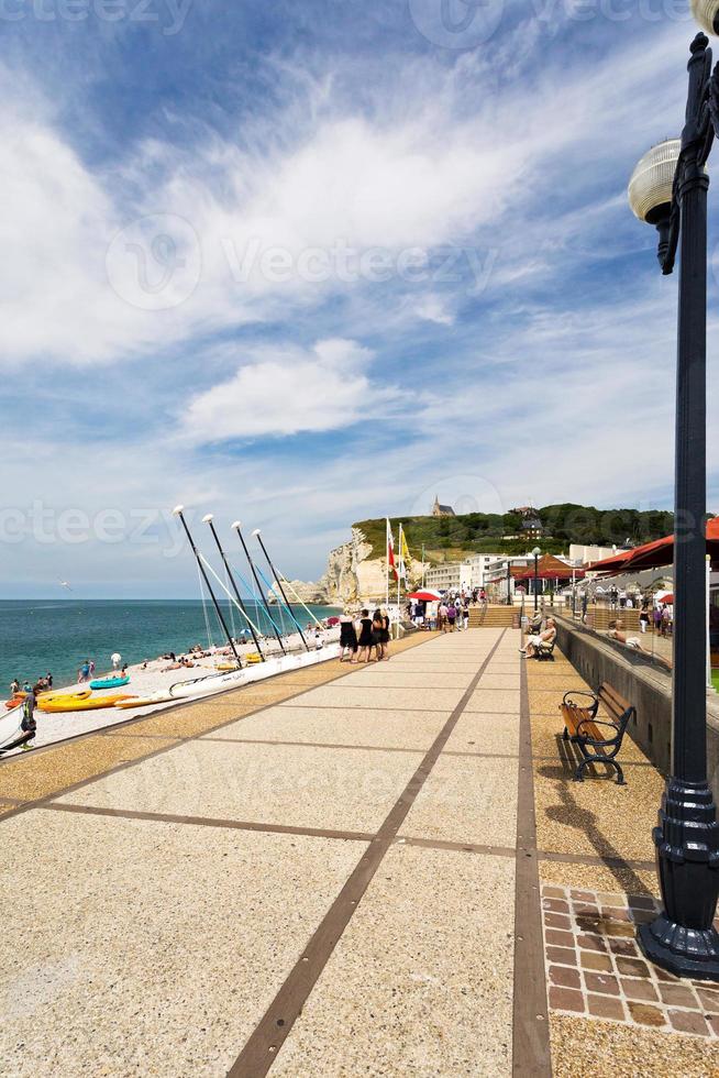 paseo marítimo y arco acantilado en etretat, francia foto