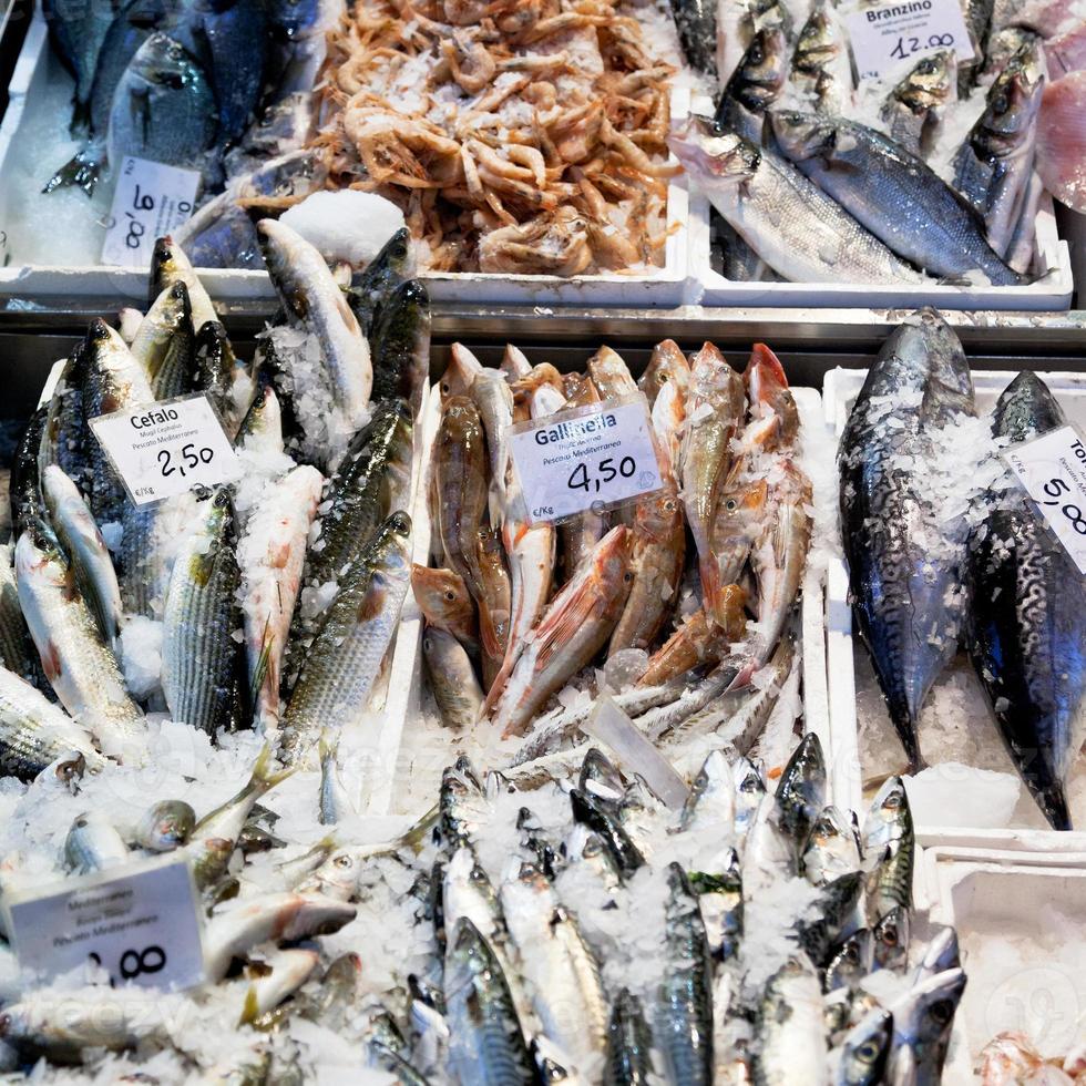 pescado fresco fresco sobre hielo en el mercado callejero foto