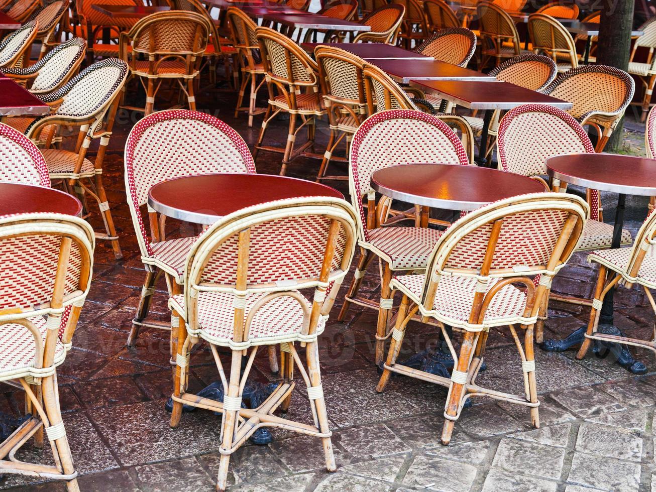 sillas de mimbre en paris cafe foto