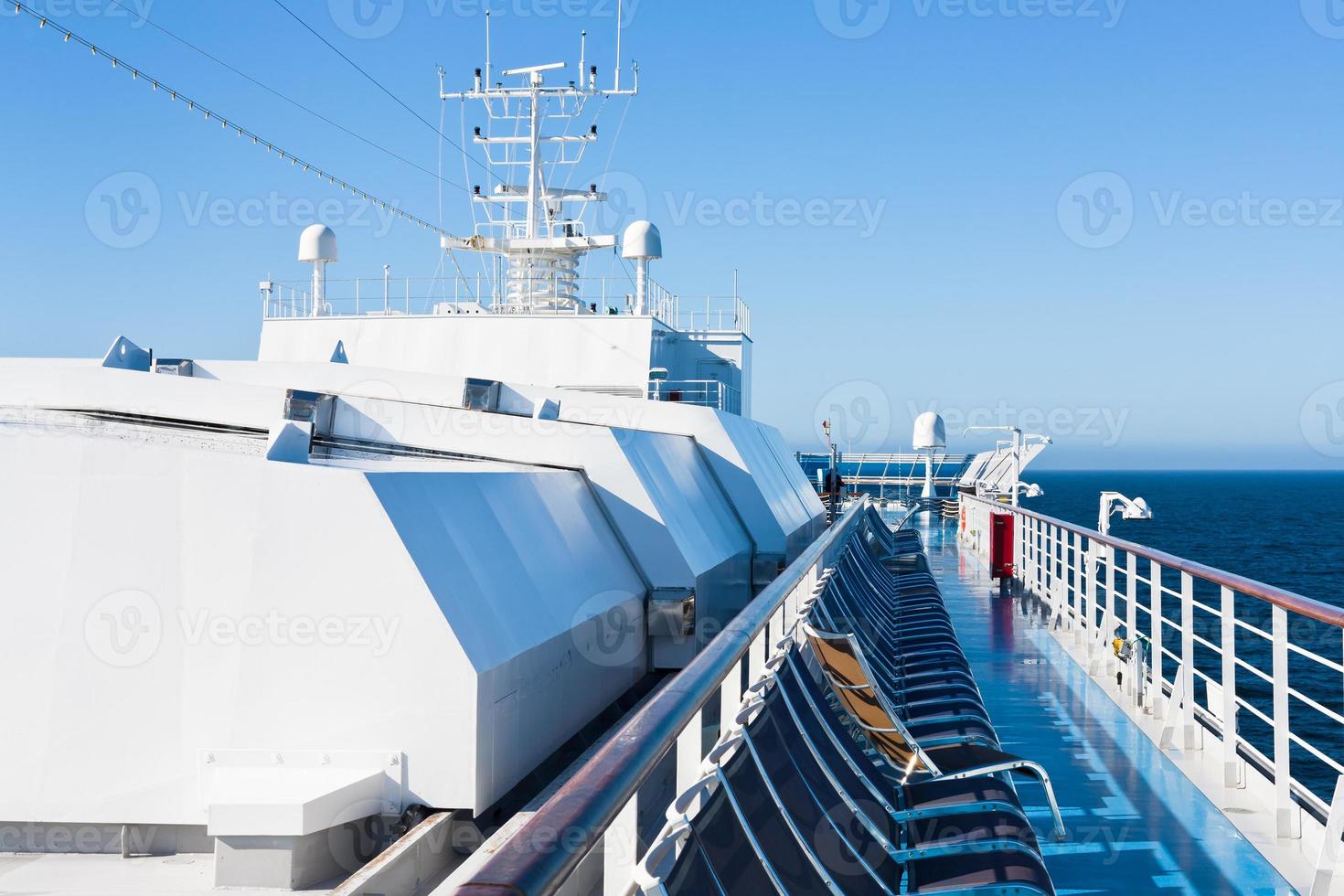 sillas para tomar el sol en un crucero foto