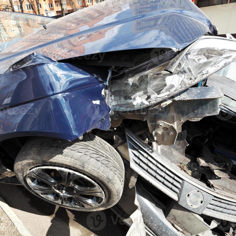 capotas rotas de coches durante accidente de tráfico foto