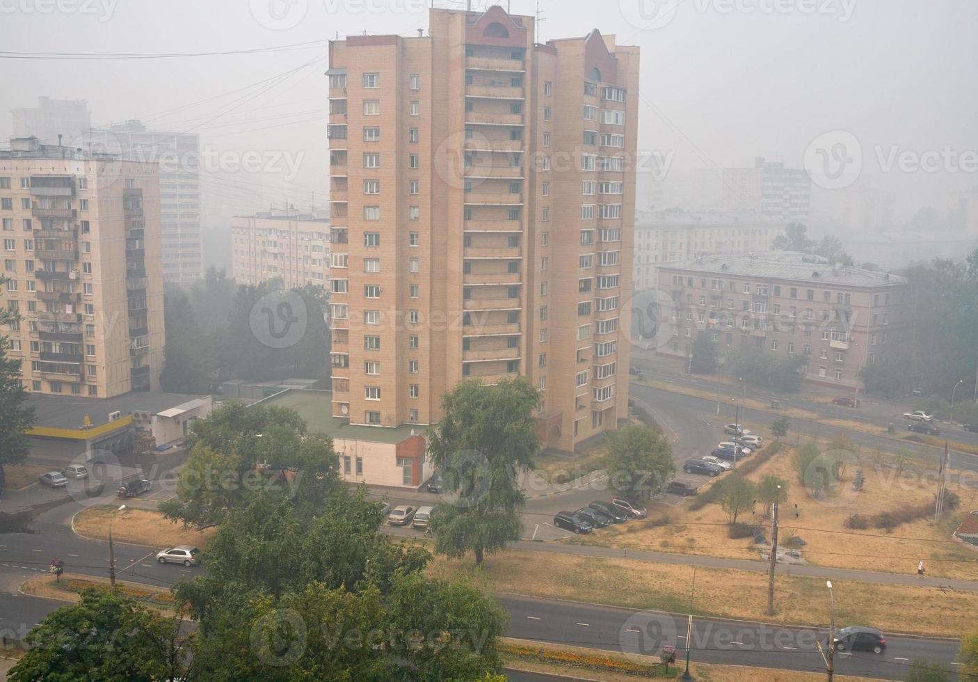 fuerte smog bajo la ciudad foto