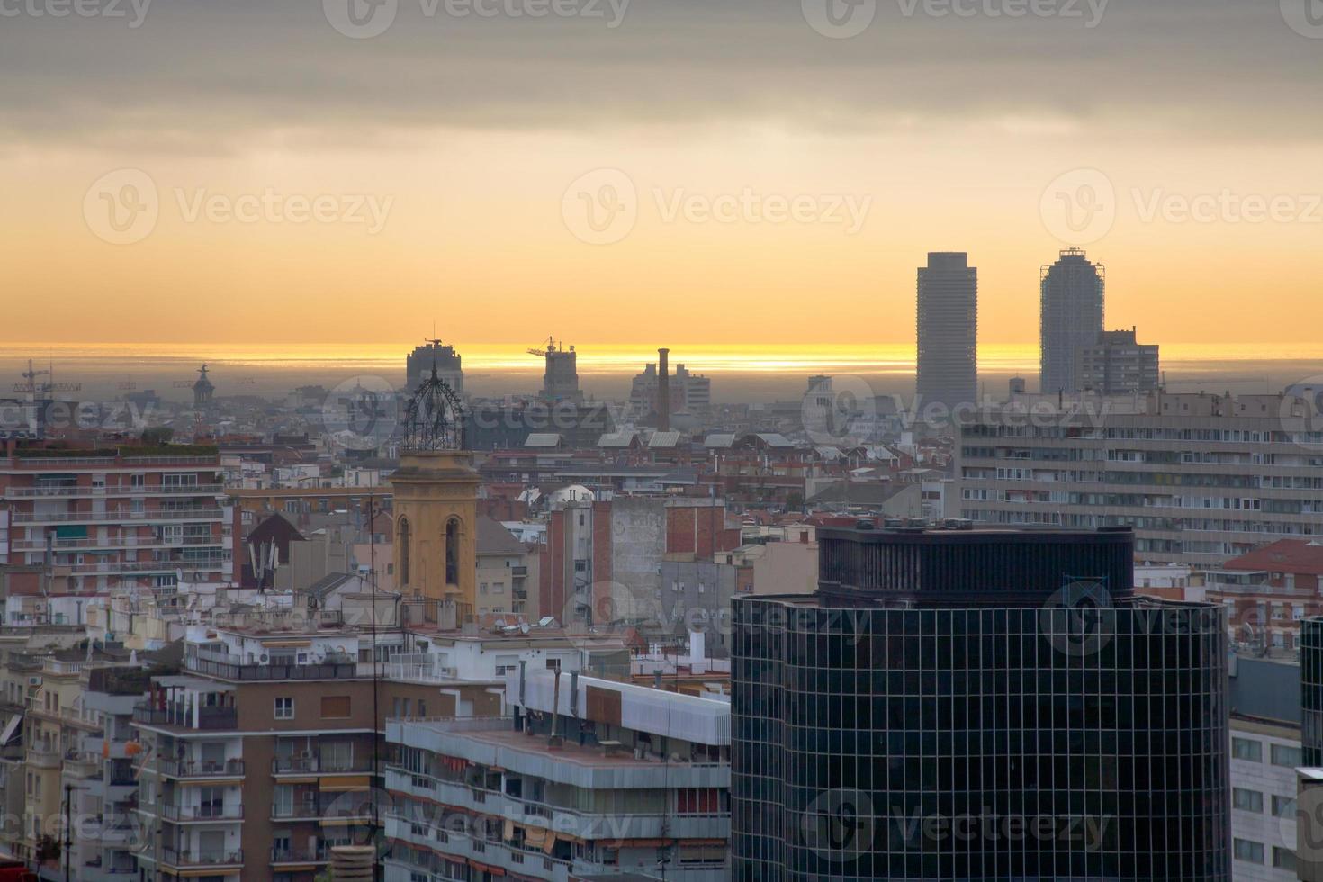 atardecer en barcelona foto