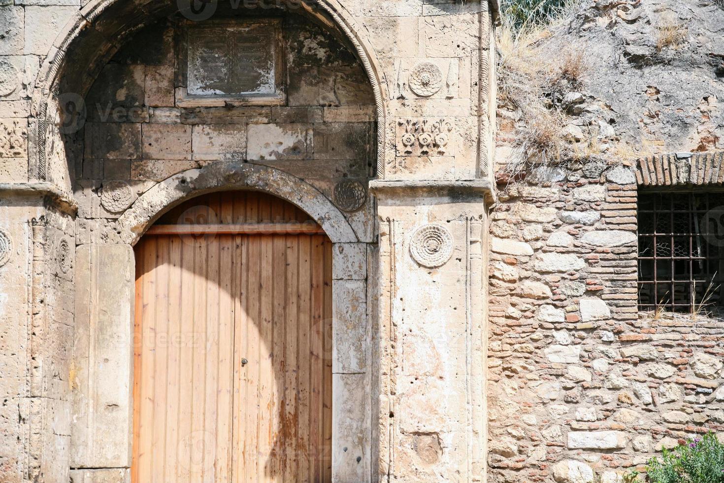 pared y puerta de la casa antigua en la ciudad de atenas foto