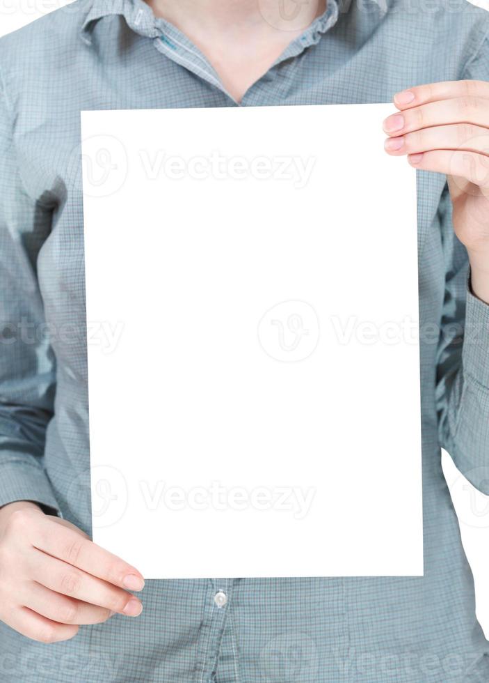 hoja blanca de papel en manos femeninas foto