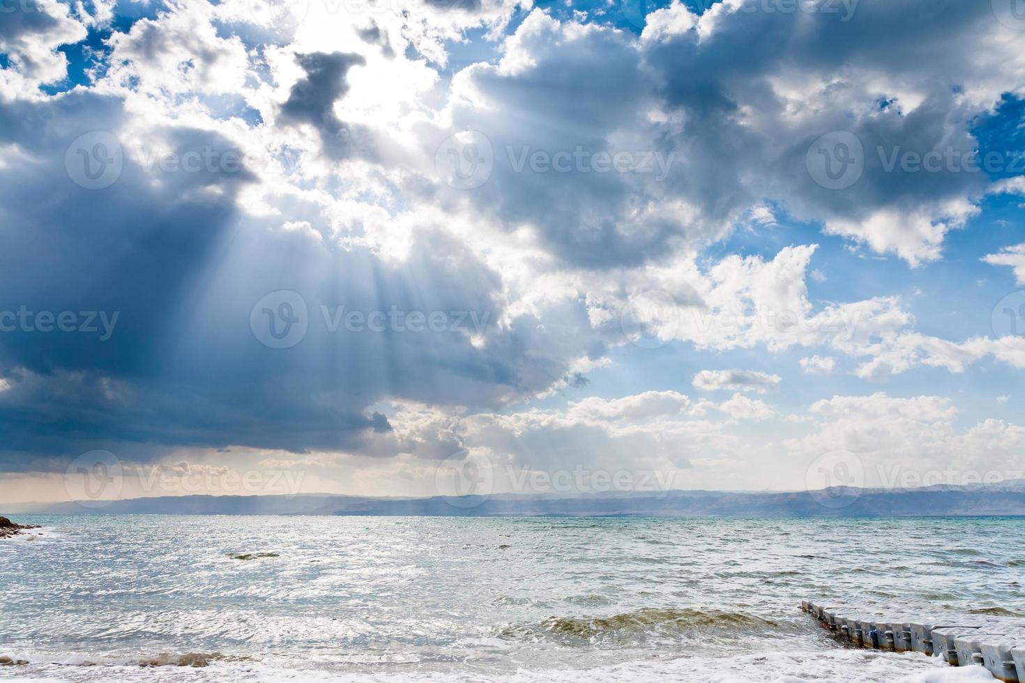 rayos de sol sobre el mar muerto foto