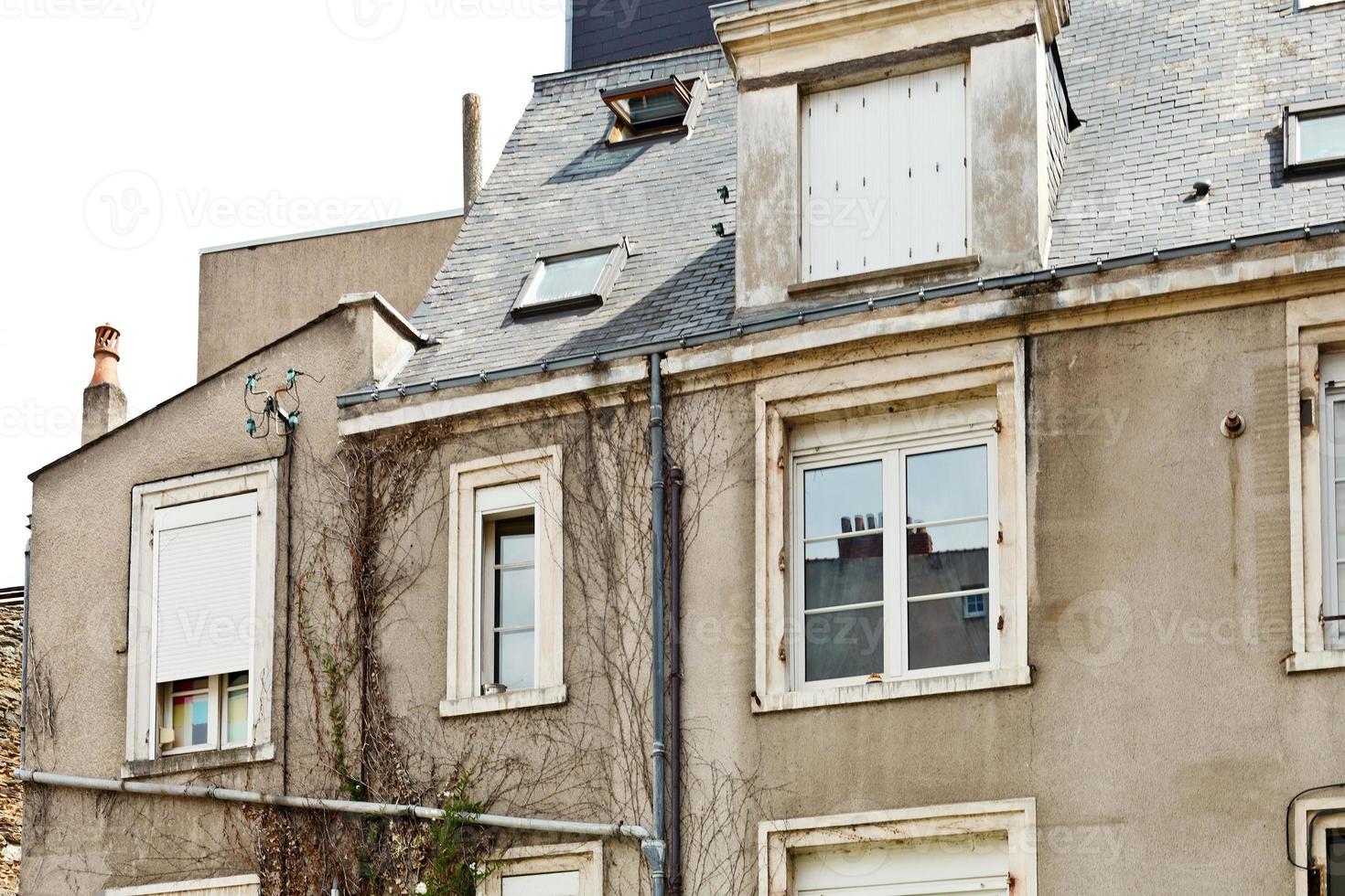 fachada de antiguas casas urbanas en ira, francia foto