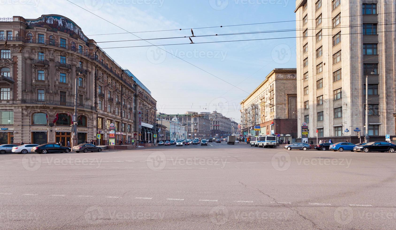 vista de la calle tverskaya desde la plaza manege en moscú foto