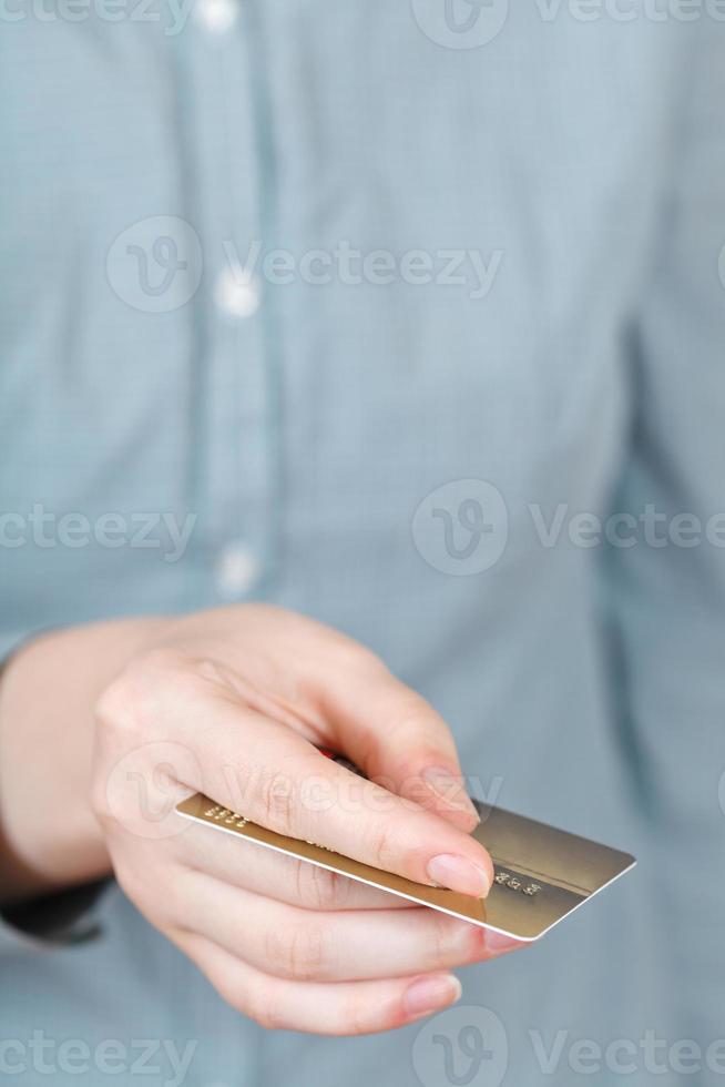 tarjeta de crédito en la mano de cerca foto