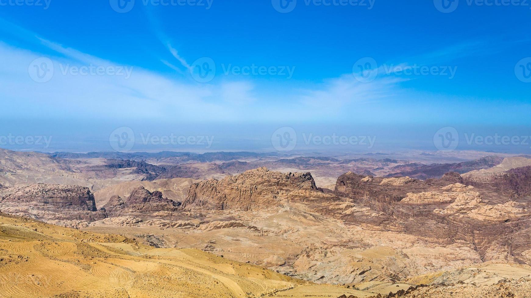 cielo azul sobre la montaña alrededor del área de wadi araba foto