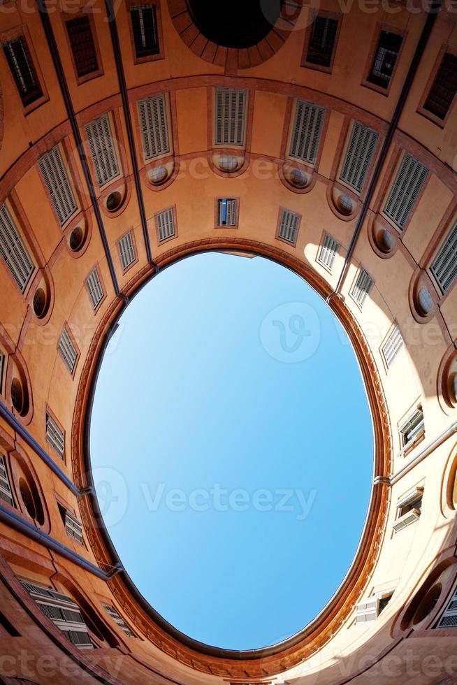 cielo azul ovalado en corte urbano italiano foto