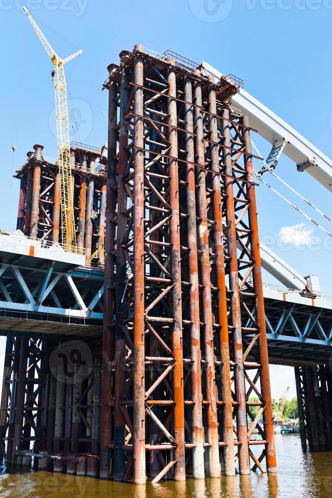 tubos de óxido de metal en el puente viejo foto