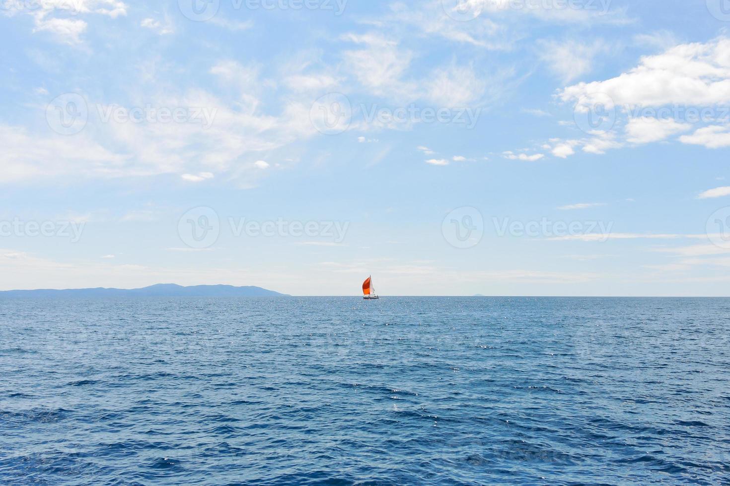 yate rojo en el mar azul adriático, croacia foto