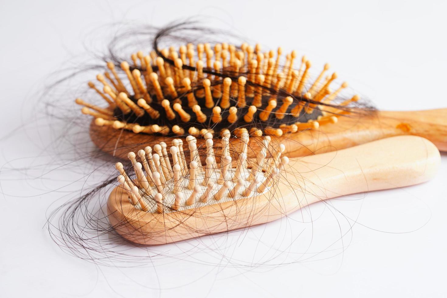 Caída de pérdida de cabello con cepillo de peine aislado sobre fondo blanco. foto