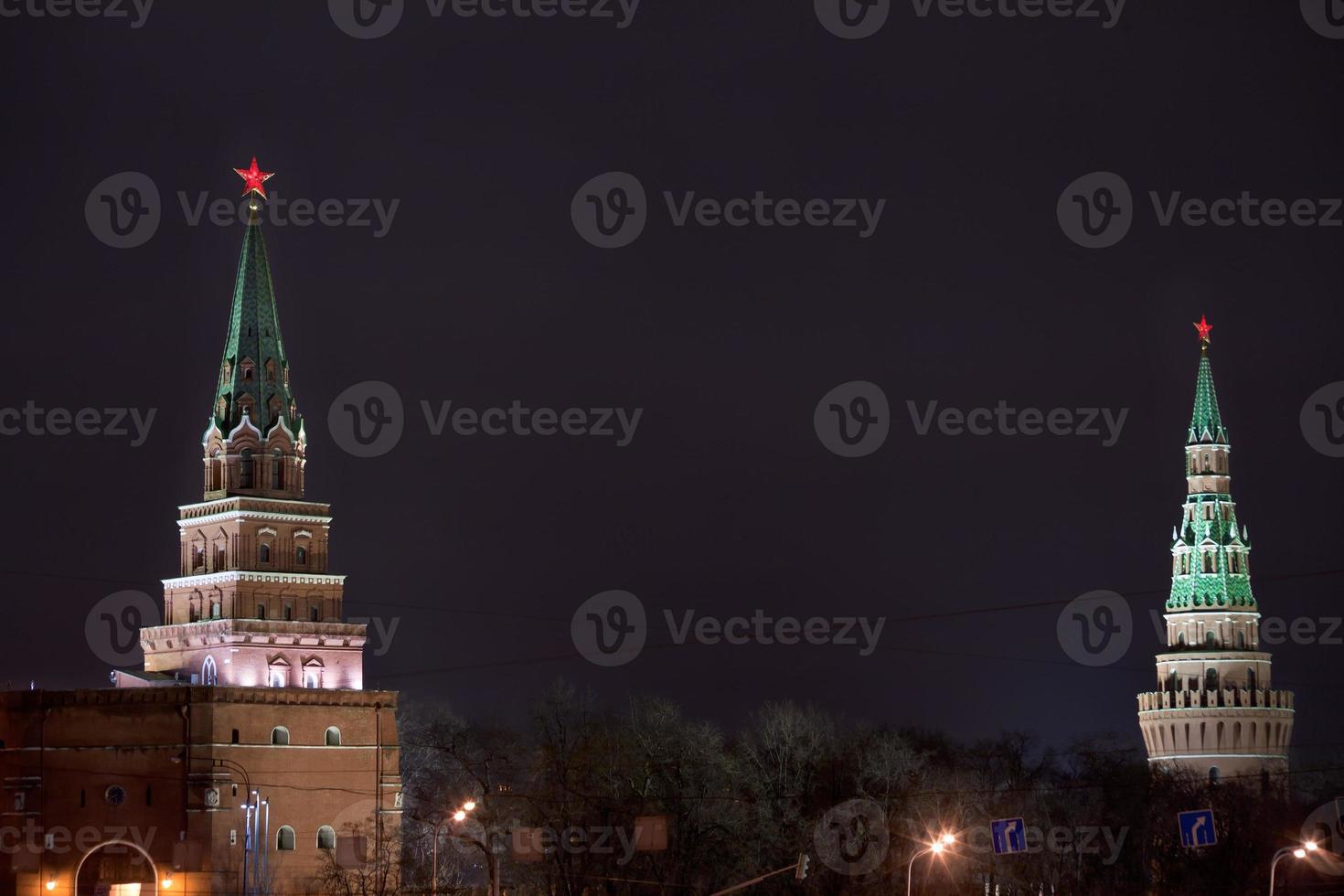 torres del kremlin de moscú de noche, foto