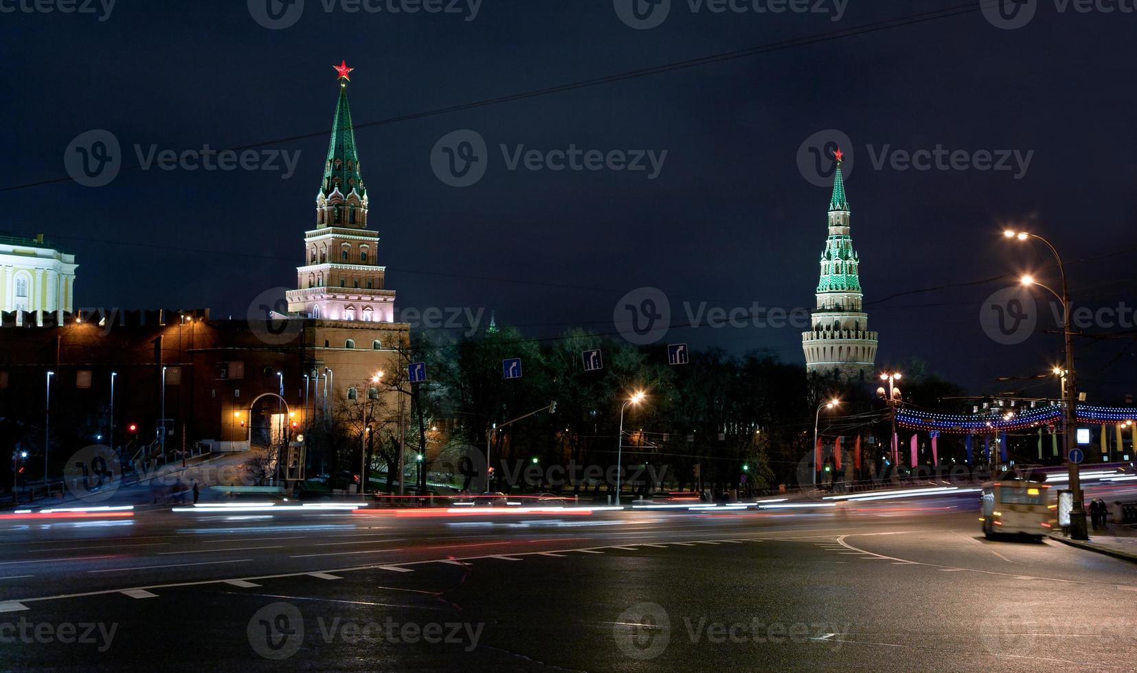 torres del kremlin de moscú por la noche foto