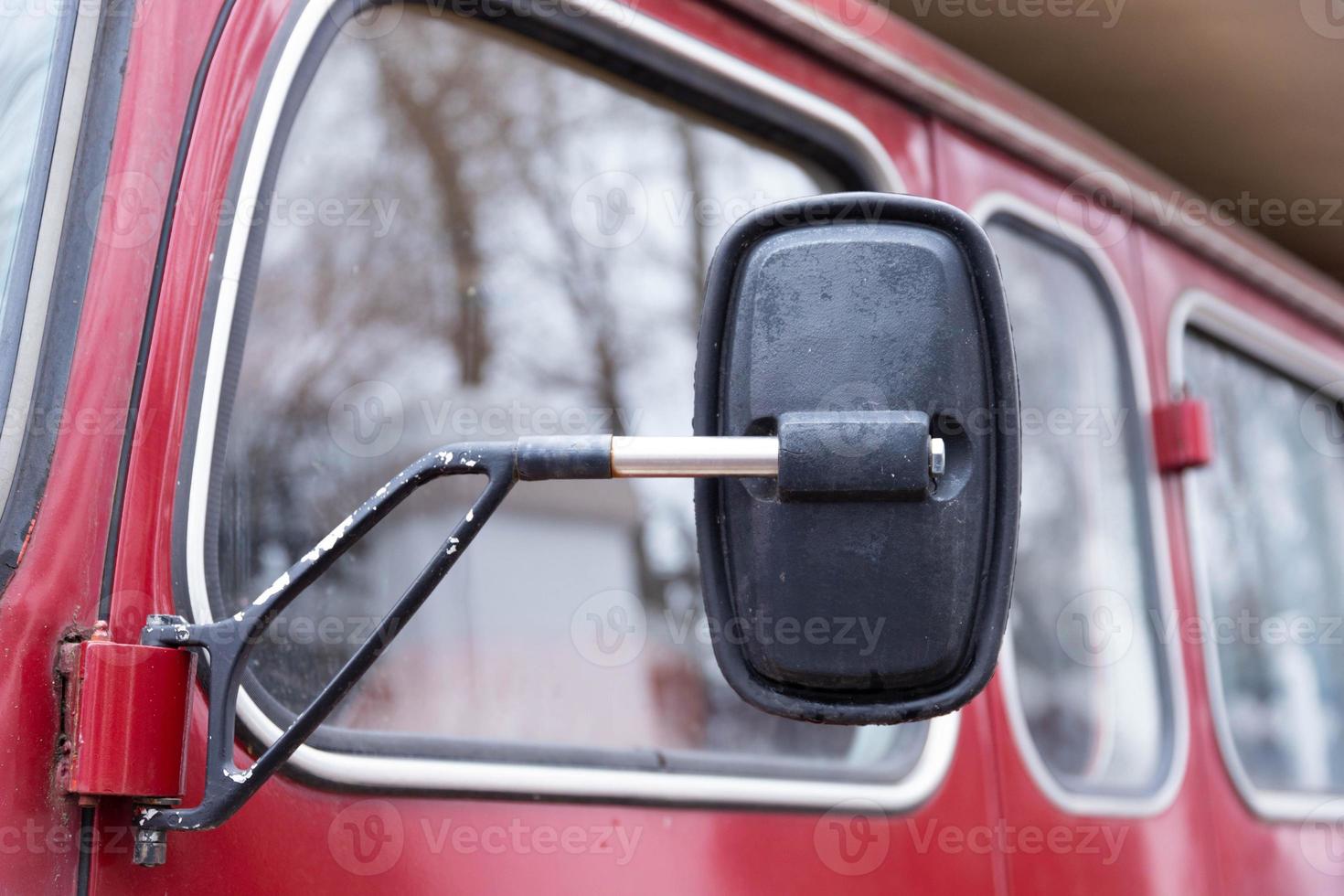 viejo camión de bomberos rojo y brillante. viejo coche retro clásico. tipo temporizador antiguo, camión de bomberos. foto