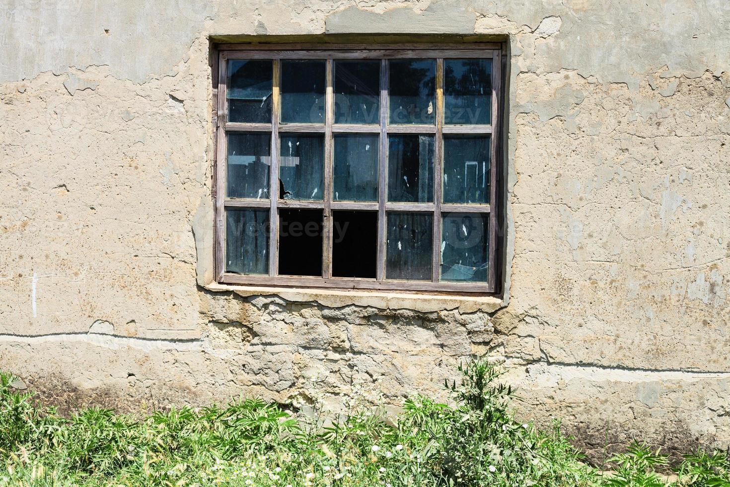 ventana en la pared del edificio abandonado foto