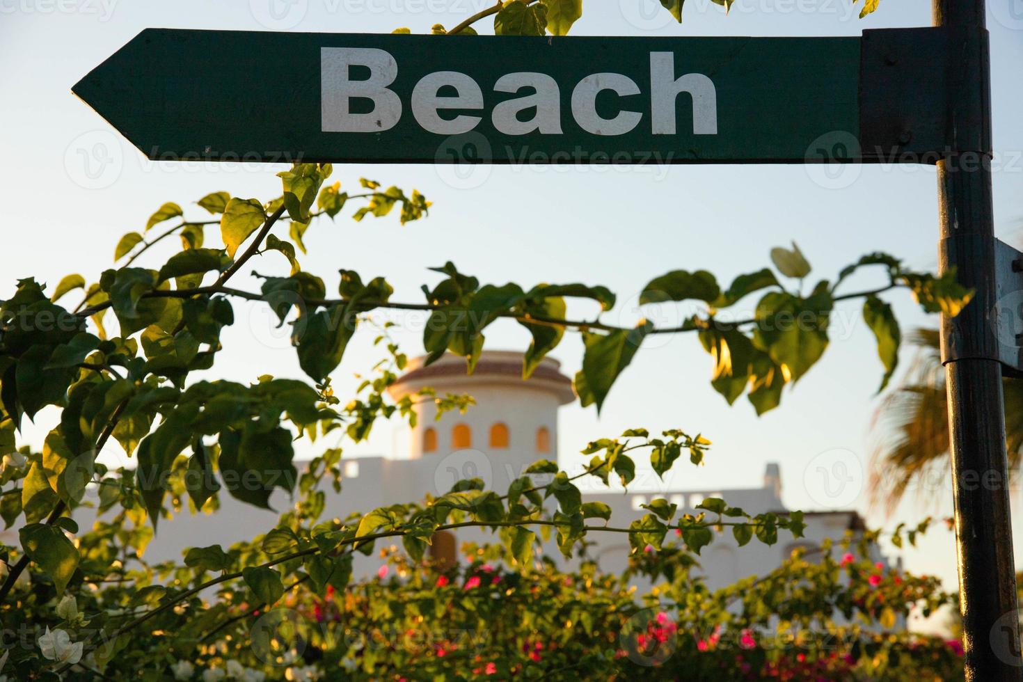 la placa de playa indica la dirección a la izquierda. foto