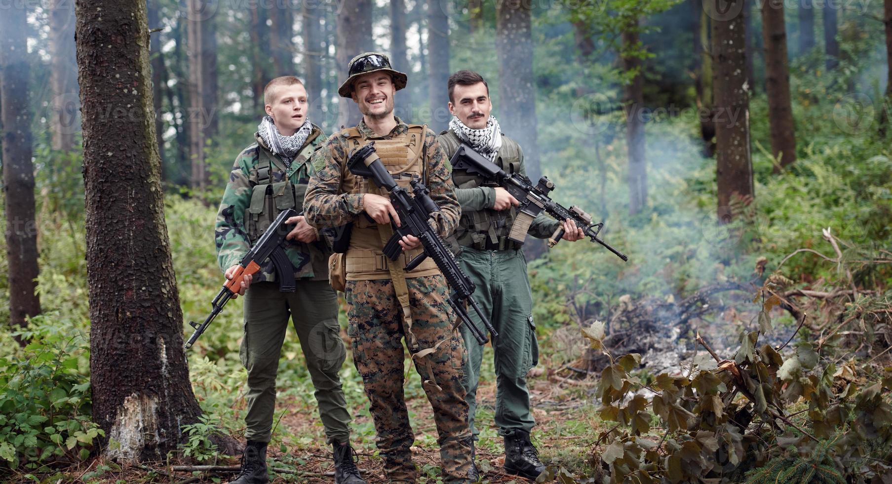 soldados militares en el campo foto