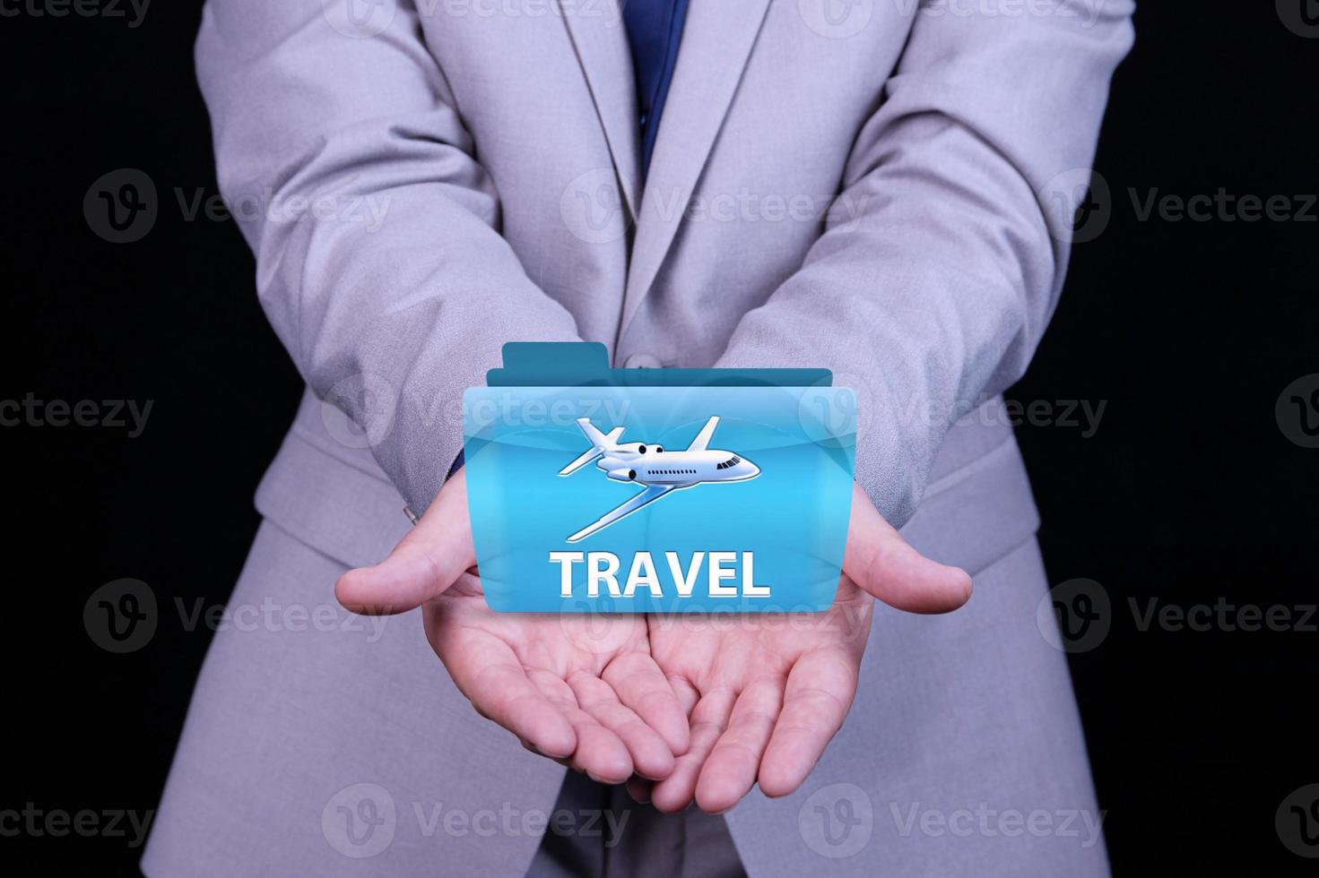 seguro, viaje, concepto de viaje de negocios. agente de seguros, hombre de negocios con gesto protector e ícono de avión. foto