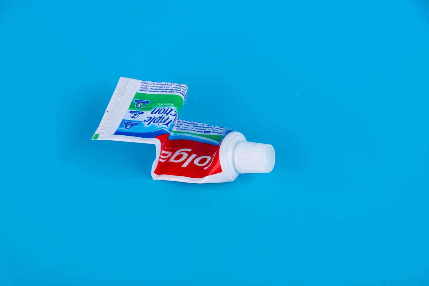 moscú, rusia - 15 de febrero de 2021. pasta de dientes colgate, bombeando la prensa. fotografía de naturaleza muerta en color divertida y minimalista foto