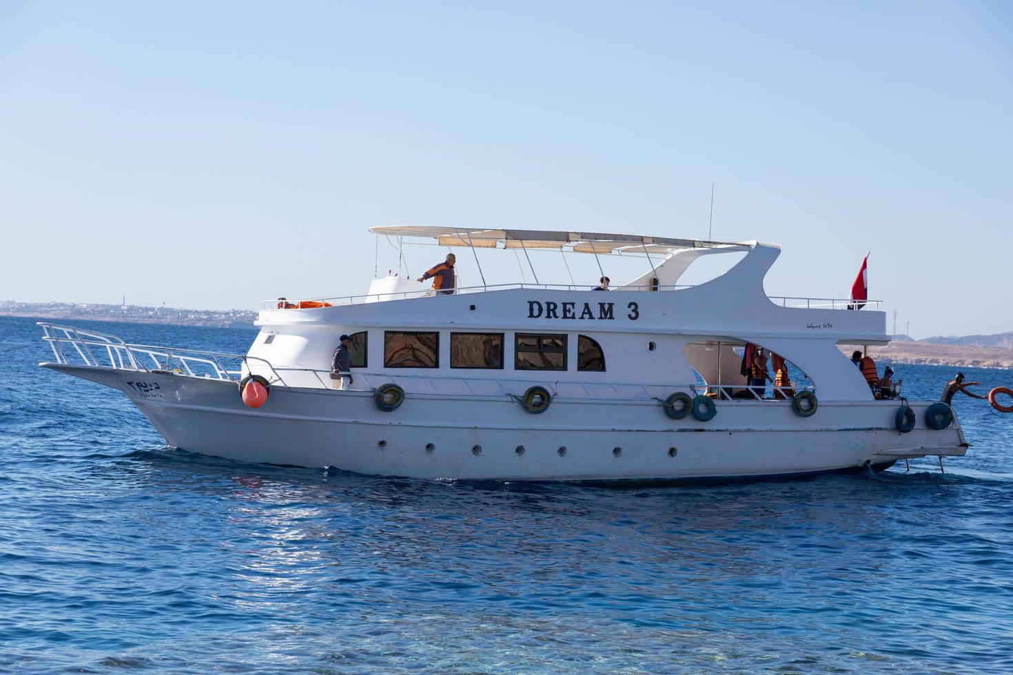sharm el sheikh, egipto - 21 de enero de 2021 - barco turístico de placer con pasajeros utilizados para bucear en el mar rojo foto