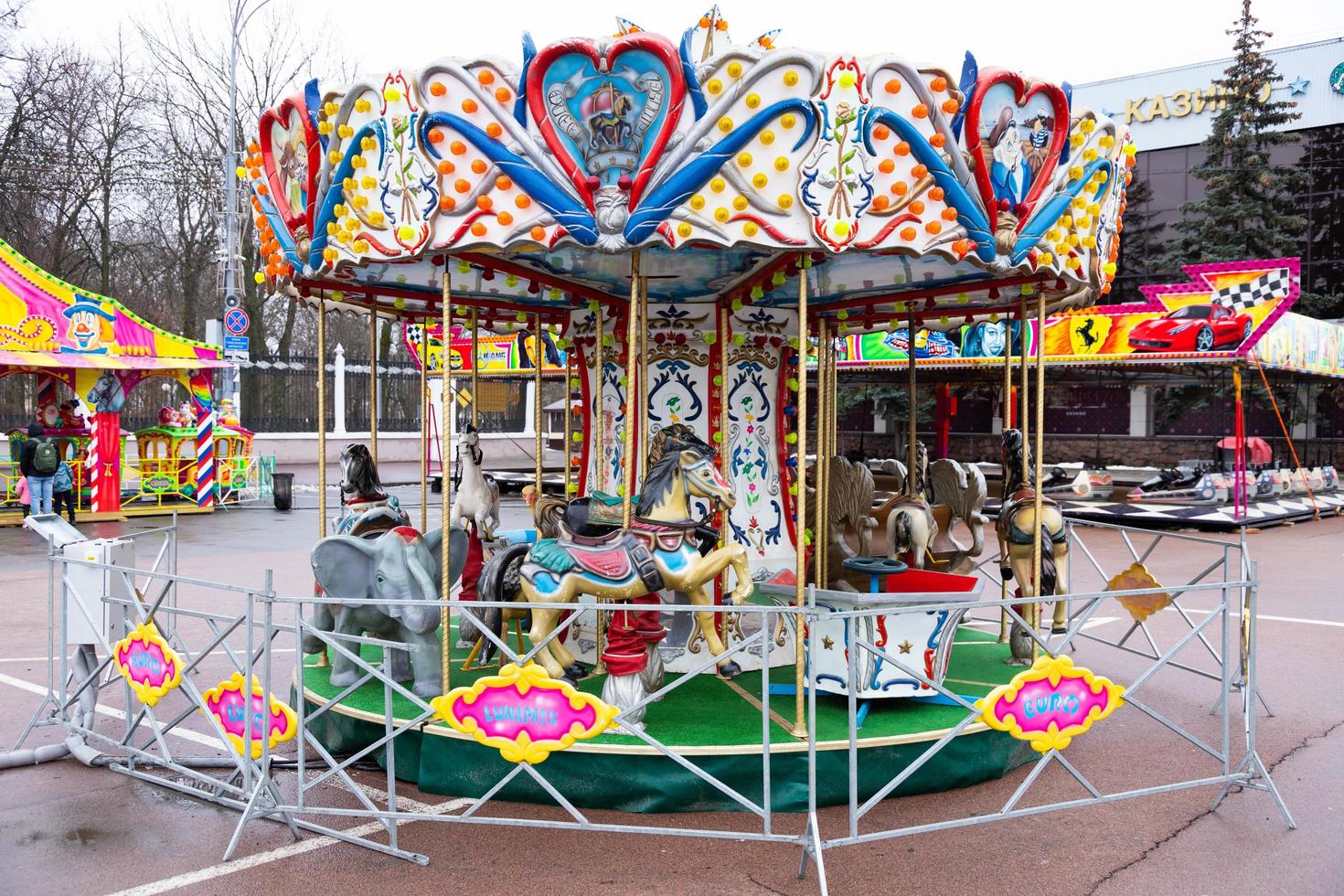 moscú, rusia - 02 de enero de 2021. vista del año nuevo, feria de invierno, carruseles, atracciones. divertida. foto