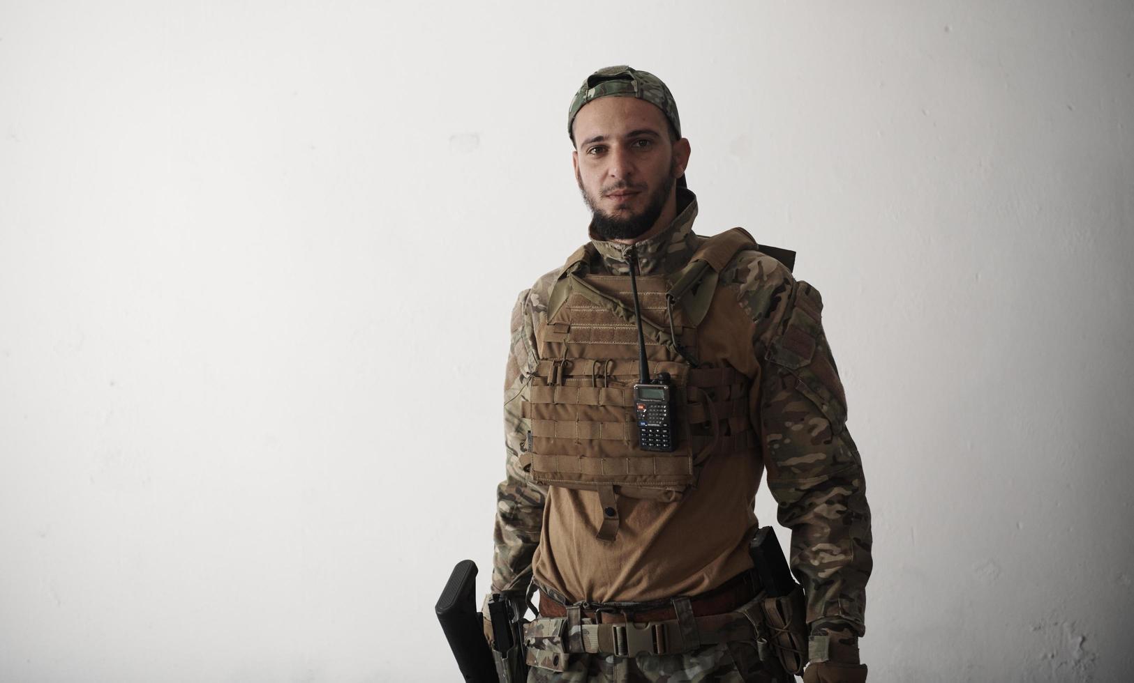 retrato de soldado de guerra moderna en entorno urbano foto