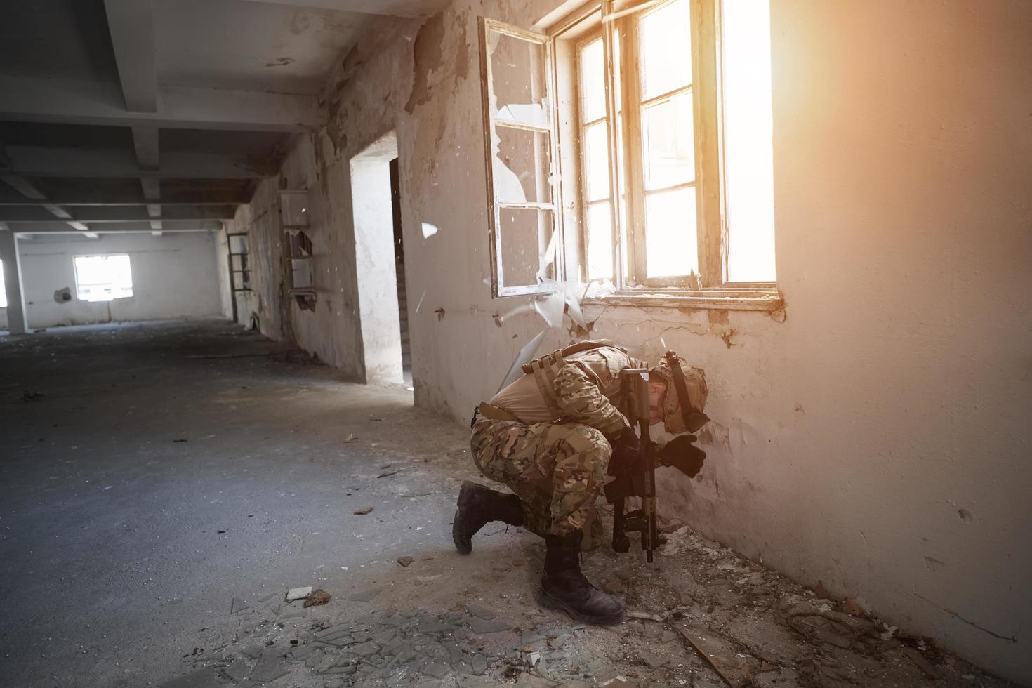 soldado en acción cerca de la revista de cambio de ventana y ponerse a cubierto foto