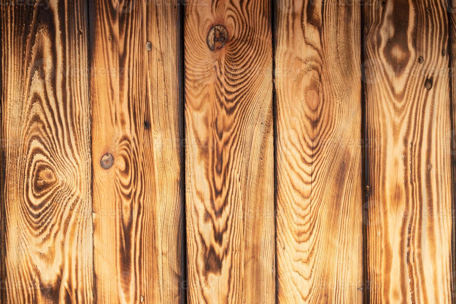 las tablas de madera natural, texturizada, quemada, se apilan una al
