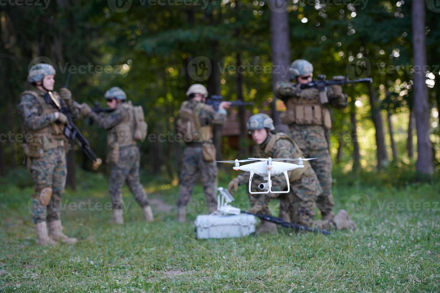 el escuadrón de soldados está usando drones para explorar foto