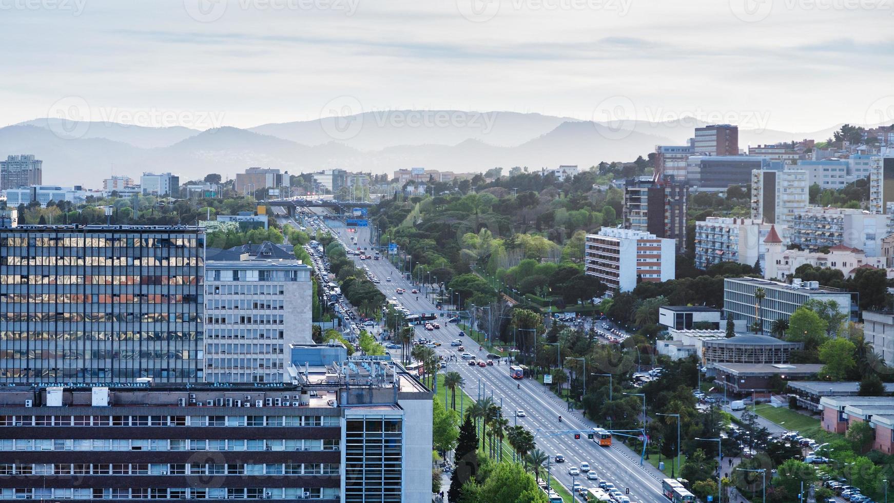 avenida avinguda diagonal en barcelona por la noche foto