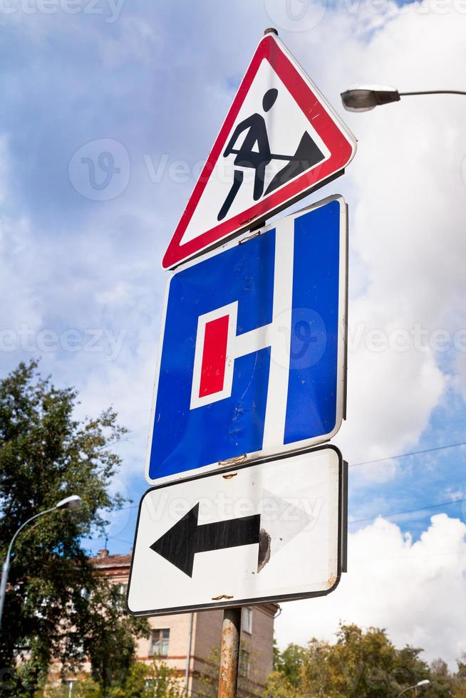 señal de tráfico en el área de reparación de carreteras foto