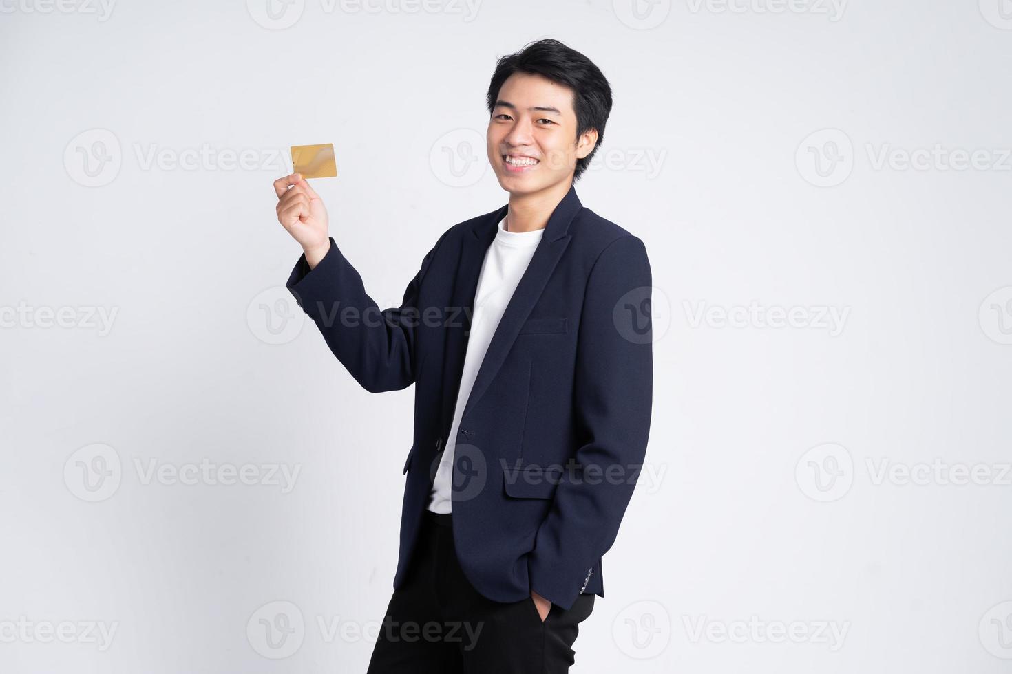 joven hombre de negocios con traje posando en un fondo blanco foto