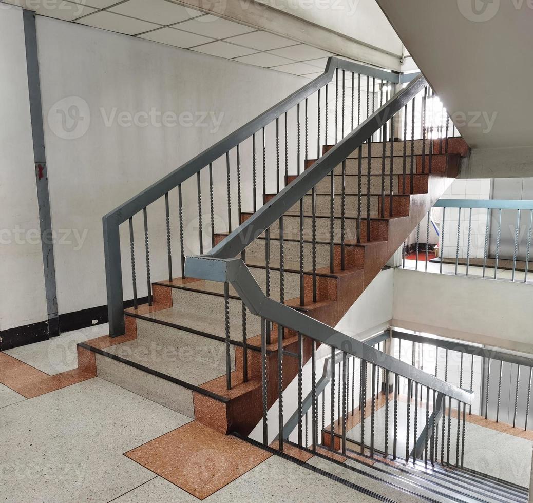 escaleras que suben y bajan en edificios, apartamentos, edificios foto