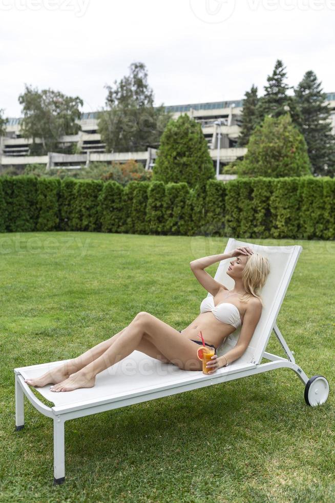 mujer joven en el balneario pasando las vacaciones de verano con un cóctel. foto