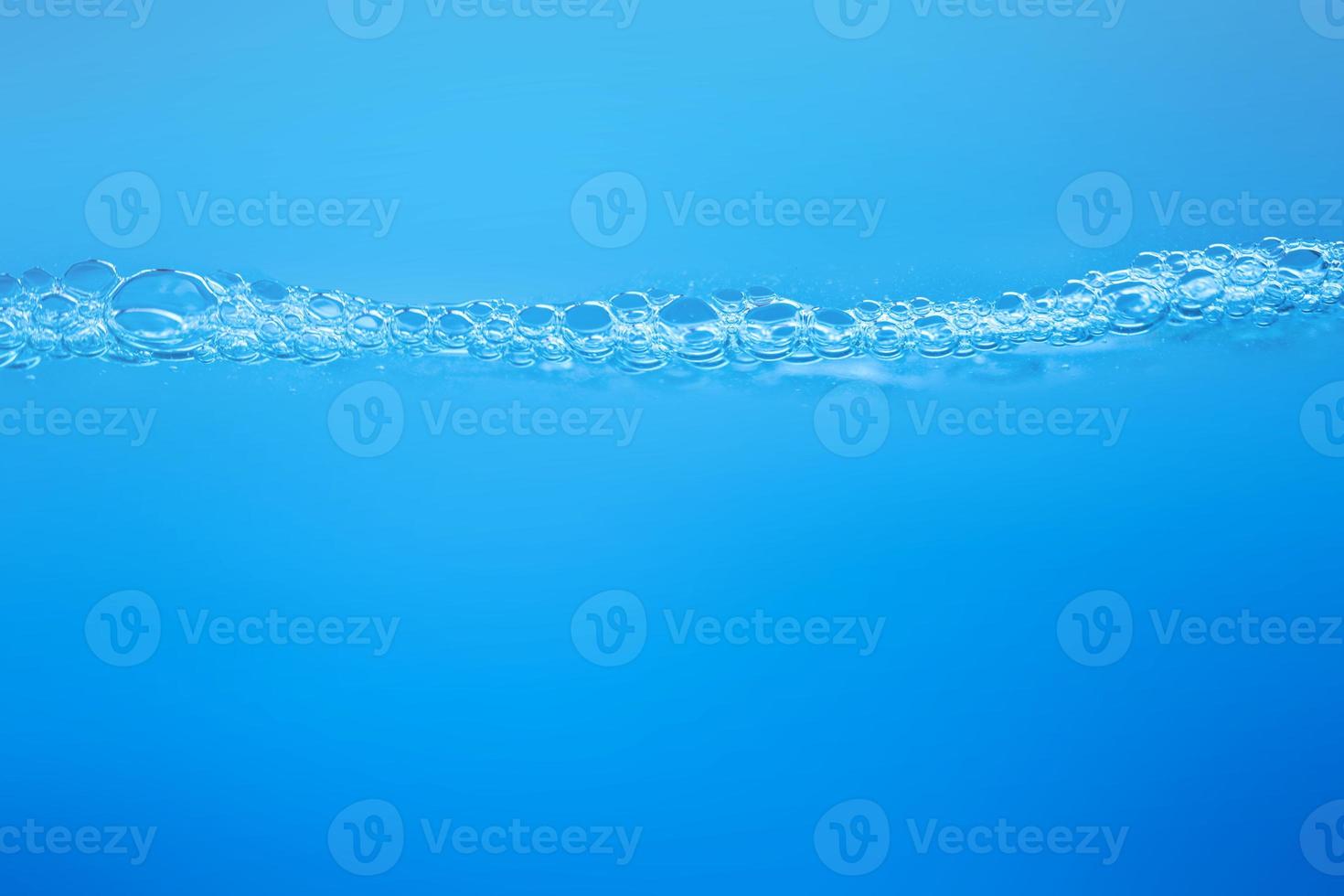 olas en la superficie del agua clara, como en el mar o en la textura de fondo del tanque de peces. foto