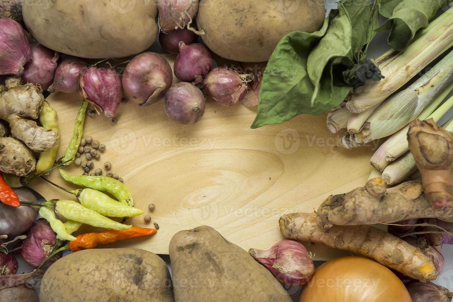 cilantro, hojas de laurel, patatas, hojas de limoncillo, con un espacio vacío de textura de madera. foto