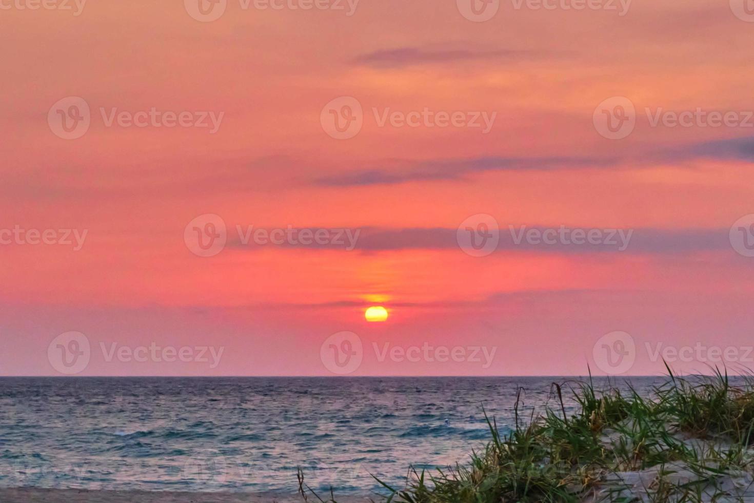 amanecer con nubes en pompano beach florida foto