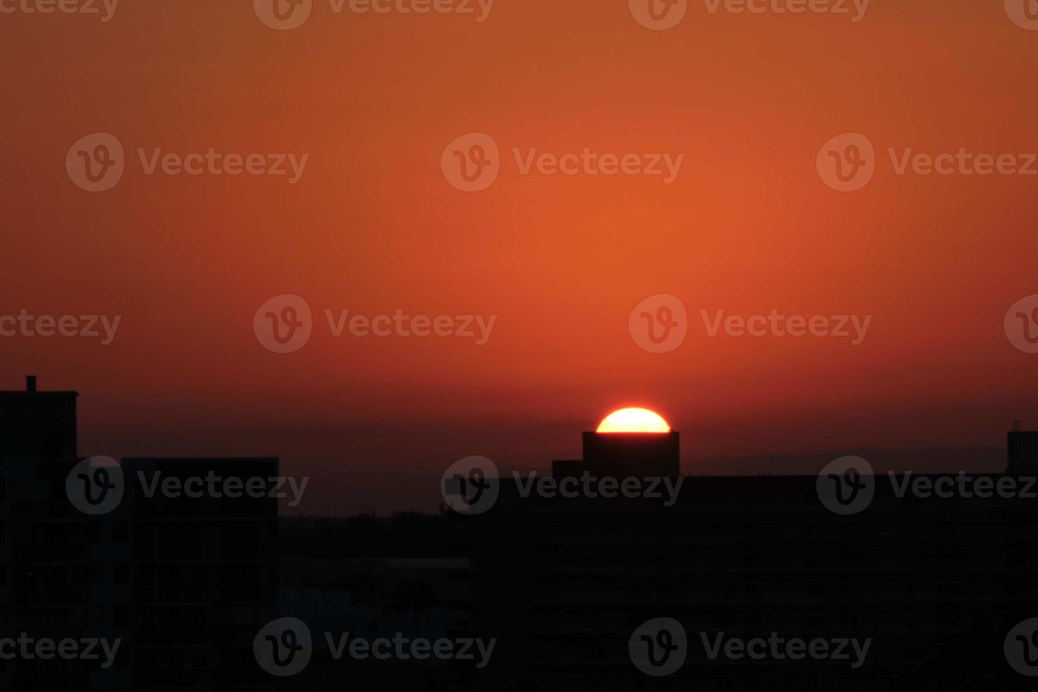 puesta de sol en pompano beach florida con el sol como una moneda en una ranura foto