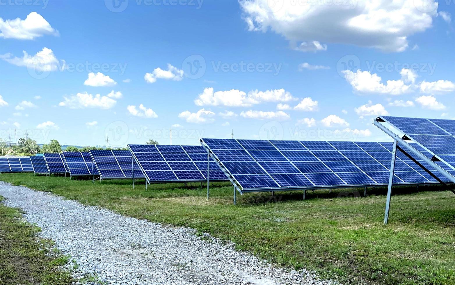 campo de paneles solares. energía verde. energía solar. aire fresco. foto