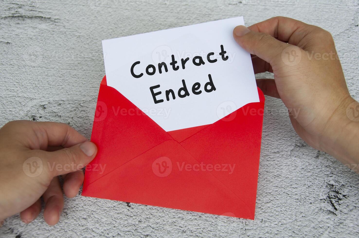 contrato finalizó el texto en el bloc de notas blanco con fondo de sobre rojo. concepto de empleo foto