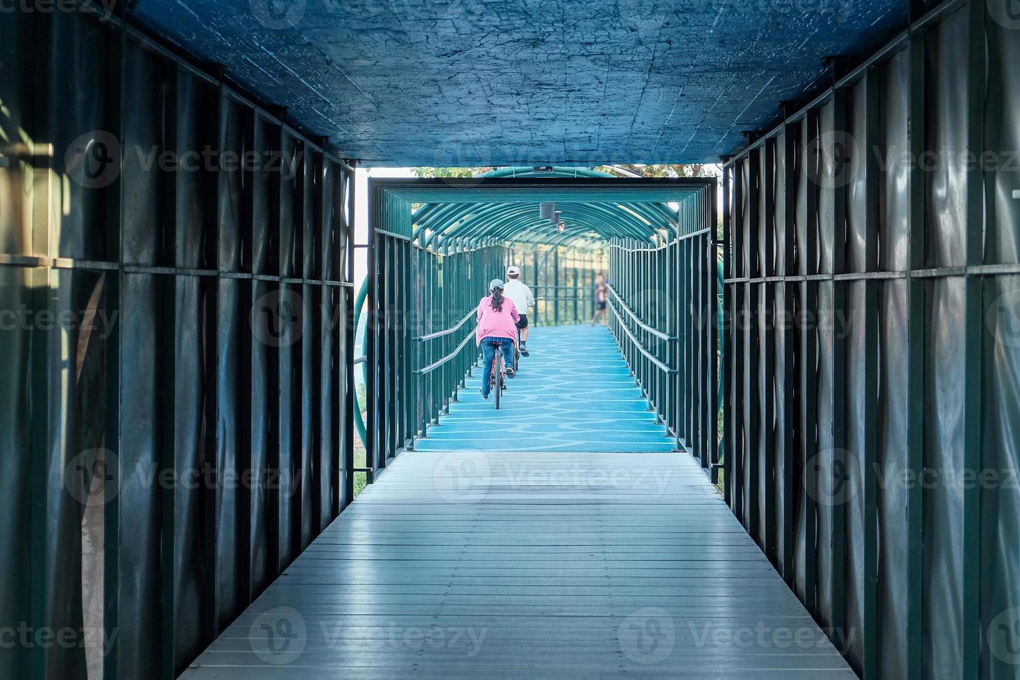 Los residentes de nakhon phanom pasan la tarde paseando en bicicleta por el túnel junto al río mekong. foto